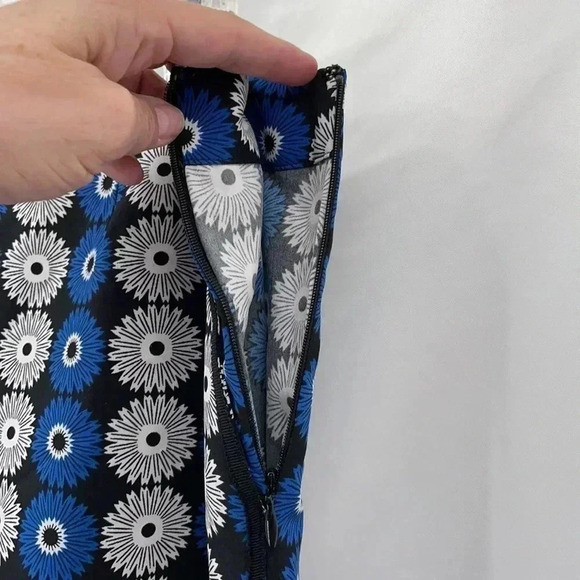 Golftini Women’s Skort Size 2L Black Blue White Floral Side Zipper EUC - Picture 5 of 14